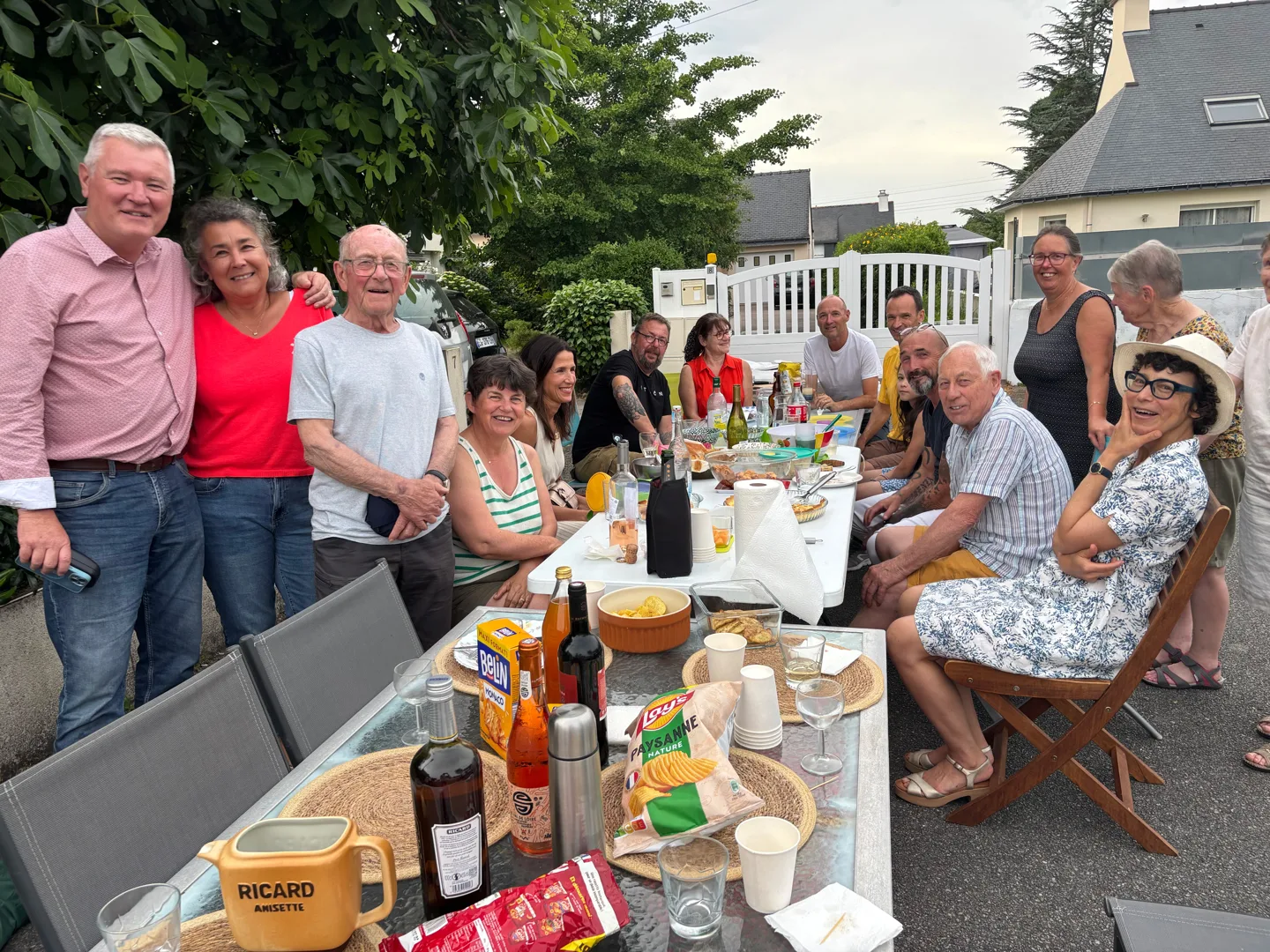 Une table et des habitants